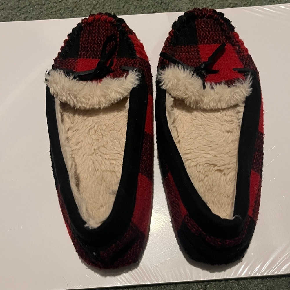 Barely worn women’s buffalo plaid fleece slippers size M 7-8